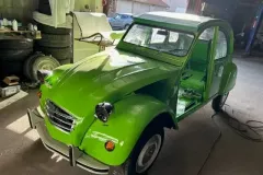 Citroen-2CV-verte-en-cours-de-renovation-a-Mirecourt