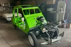 Citroen-2CV-verte-en-cours-de-renovation-mecanique-et-carrosserie-a-Mirecourt