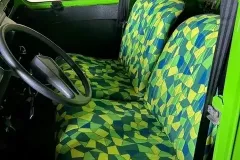 Interieur-de-voiture-verte-avec-sieges-a-motifs-geometriques-bleus-et-verts-Mirecourt